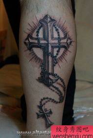 男性腿部经典的十字架与项链纹身图案