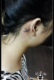 Malgranda folia tatuaje mastro malantaŭ la orelo