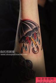 Снимка на татуировка чадър на старата школа мълния