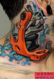 un frumos tatuaj de mașină de tatuaj pe gât
