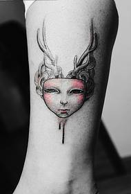 ადამიანის ხელმძღვანელის antlers უცნაური ნიმუში tattoo