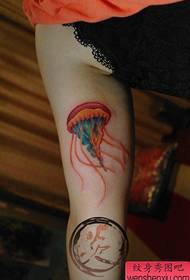 O interior do brazo da nena ten un bo aspecto no popular patrón de tatuaxes de medusas.