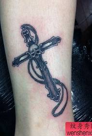 Πολύ δημοφιλές μοτίβο σταυρών τατουάζ στα πόδια