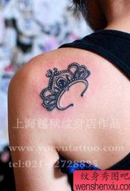 Girl's shoulders look good crown tattoo pattern