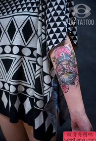 Meisje arm populaire mooie roer tattoo patroon