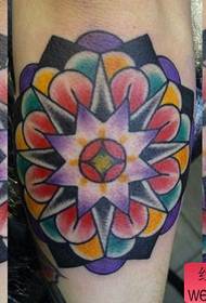 Arm vackra och populära gamla skolan blommig tatuering mönster