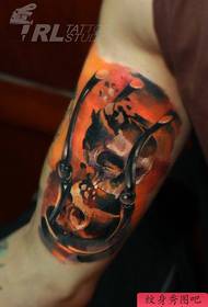 Fantastico disegno del tatuaggio a forma di clessidra sul cranio all'interno del braccio