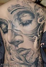 портрет на повній спині, лише рельєфний малюнок татуювання