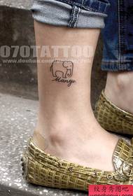 uma requintada tatuagem de elefante no tornozelo