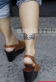 un bellissimo tatuaggio con fiocco a farfalla sul polpaccio