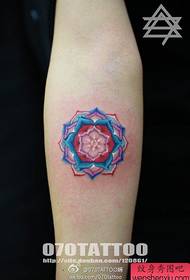 un fermoso patrón de tatuaje de flores xeométricas no brazo