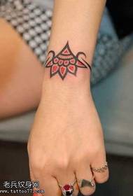 pequeño patrón de tatuaje de tótem del brazo