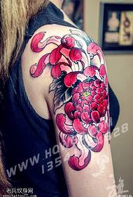 mahetla a maholo a paterone ea chrysanthemum tattoo