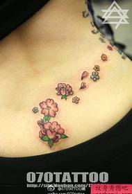 seksi Lepa tetovaža s češnjevim cvetjem na pasu lepe ženske