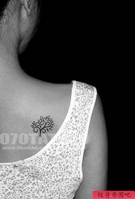 corak tattoo pokok totem bahu kecantikan