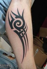 zgodan uzorak totemske tetovaže na nozi