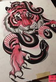 un modello di tatuaggio testa di tigre