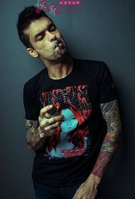 fajčenie osobnosť muž móda kvetina rameno tetovanie