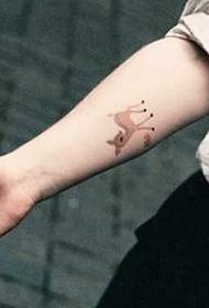 roko srčkan risani vzorec tetovaže jelena