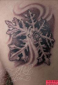 Imagen de muestra de tatuaje para compartir un patrón de tatuaje de copo de nieve en la espalda