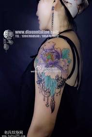 modello del tatuaggio peonia atmosferica blu