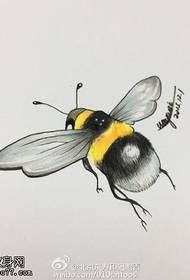 ručno oslikani uzorak male tetovaže pčela