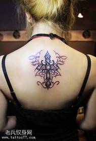 vzorec hrbtnega križanega totema za tetovažo
