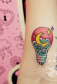 Tattoo show pilt soovitas värvilise lambipirni tätoveeringu mustrit