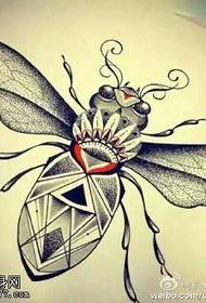 geometrinen elementti hyönteisten tatuointikuvio