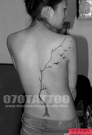 sexy skoonheid agter een Abstrakte boom tatoeëring patroon