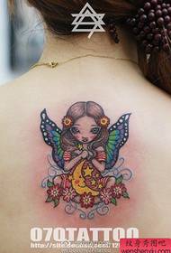 少女の背中に美しい小さな天使のタトゥー