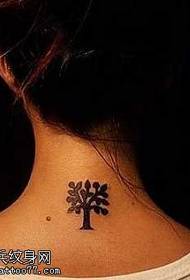 wzór tatuażu szyi drzewa