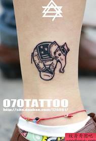 脚踝上一幅精致漂亮的大象纹身图案