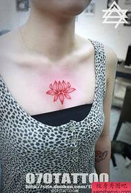 Ein wunderschönes rotes Lotus Tattoo Muster auf der Brust