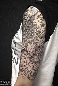 armblom totem tattoo patroon