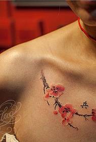 A barra de espectáculos de tatuaje recomendou un patrón de tatuaxe de ameixa no peito