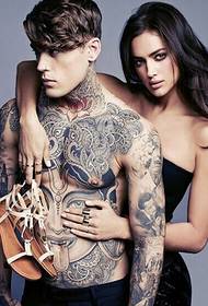 Russisk modell og tatovering mannlig modell Stephen James spille kropp 暧昧