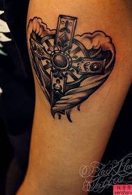 Fotografia e shfaqjes së tatuazheve rekomandohet një model i tatuazhit të krahëve kryq të krahut Amplitude