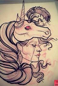 modelul manuscris al tatuajului de frumusețe și unicorn