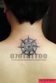 laat een foto in de nek zien Kompas tattoo patroon