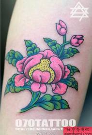 الگوی زیبایی تاتو گل صد تومانی روی بازو