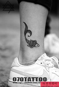 skvělý vzor tetování ryb na kotníku