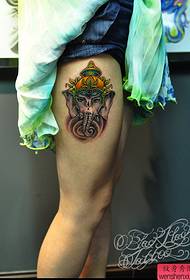 Prikazivanje tetovaža dijeli bedro poput božje tetovaže