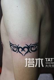 Arm totem tatoeëringspatroon