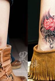 ožiljak stopala pokriva uzorak tetovaže lotosa koji dijeli tattoo show map