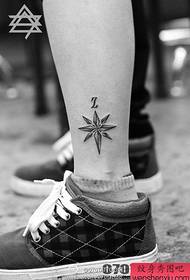 лодыжкі Далікатны малюнак татуіроўкі компаса