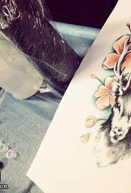 手稿灵鹿花卉纹身图案