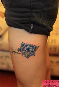 wzór tatuażu róży uda