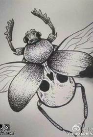 wzór czaszki owad tatuaż rękopis