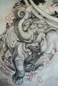 象のタトゥーパターンの手描きのリアルな画像